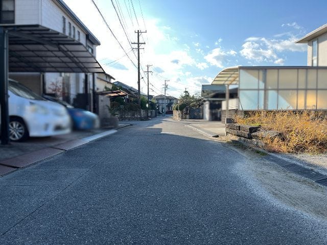 幅員約5mの前面道路です。2台の車がすれ違うことが出来る道幅です。車の出し入れもゆったりとする事が出来ます。(2025年12月16日 撮影)