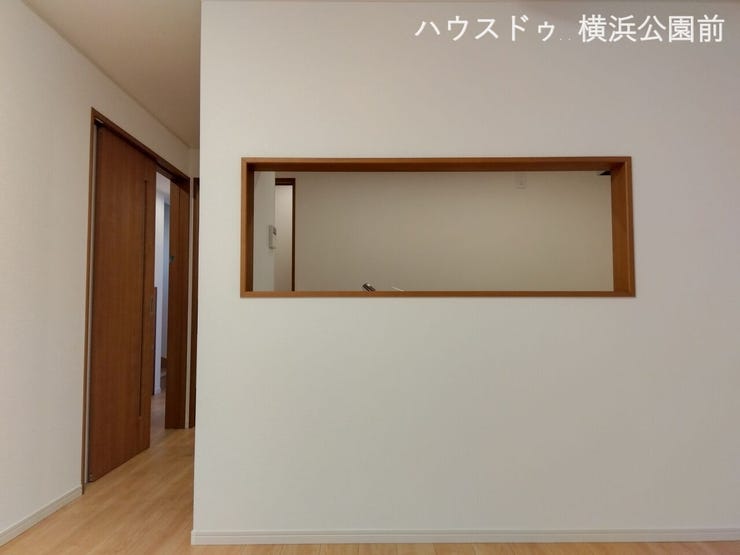 リビングからキッチンが臨めます。