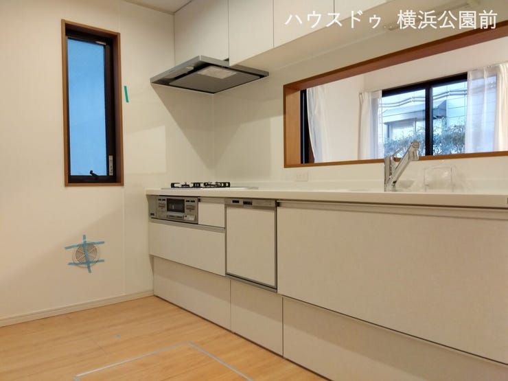 システムキッチンを採用しています。
色はベージュで、落ち着きがあります。