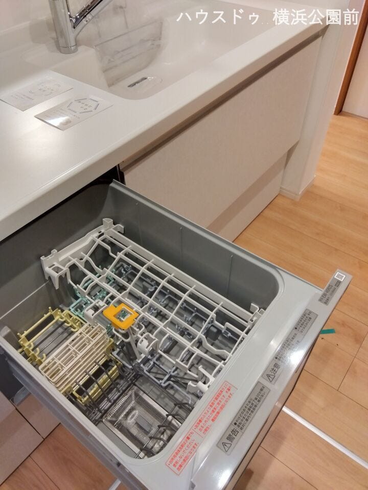 食器洗浄機も内蔵しています。
日々のお皿洗いが楽になります。