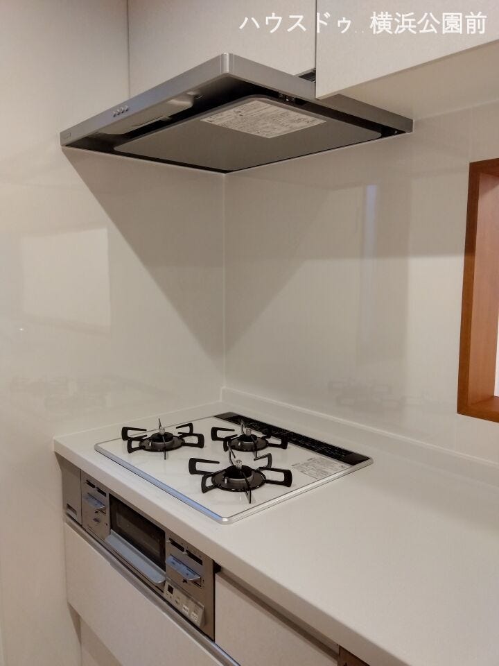 コンロは3口。
グリル、換気扇も完備しています。
