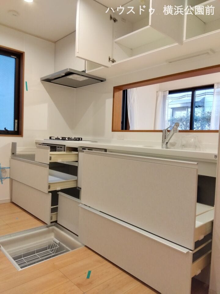 システムキッチンなので収納部も大きく確保。
上部に棚が3つ、床下収納も付いています。