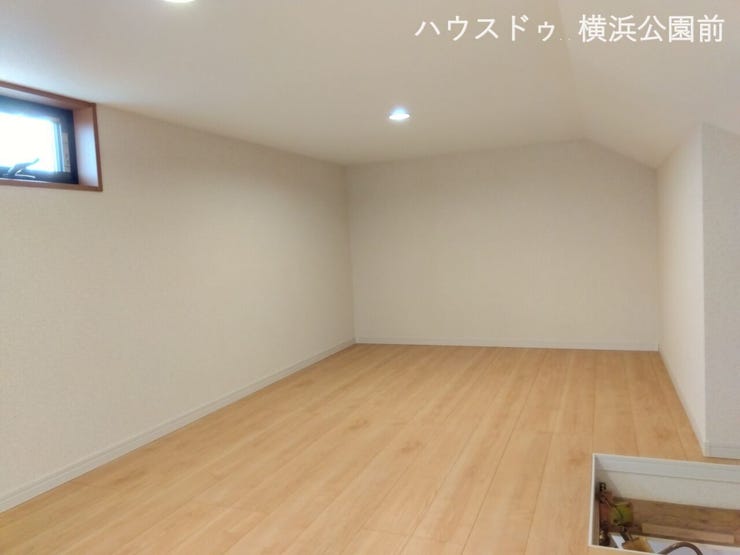 屋根裏収納としては十分な広さが確保されています。
窓も付いており、屋根裏の換気も可能です。