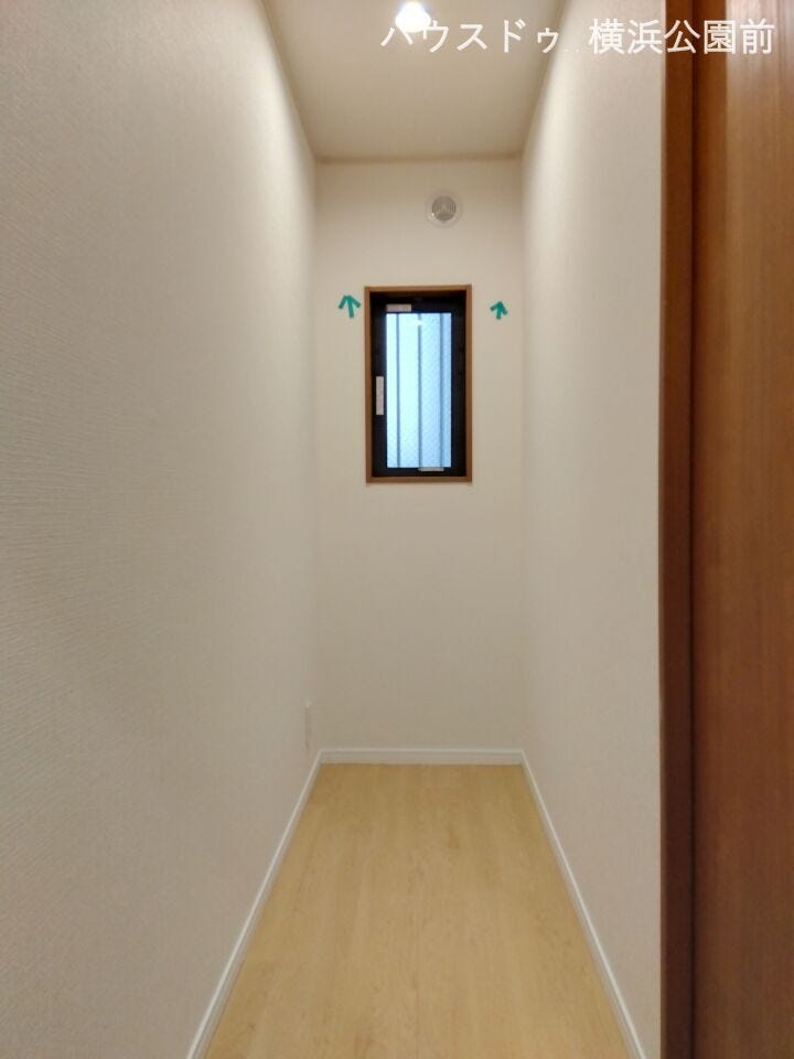 キッチンそばにはパントリースペースを確保しています。
窓も付いているので換気も可能です。