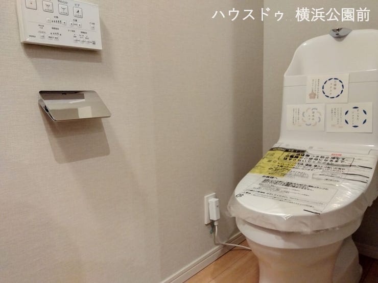1階トイレです。
温水洗浄、温便座機能付きです。