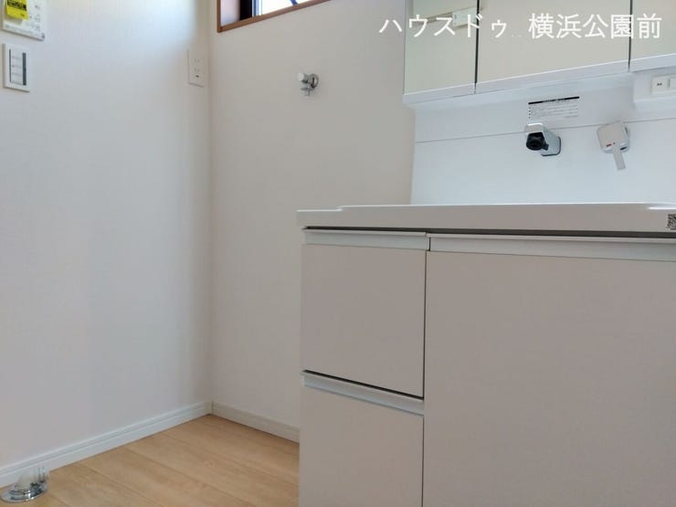 洗面所です。
隣は洗濯機置き場となっております。
また、洗面所そばにも収納スペースがあります。