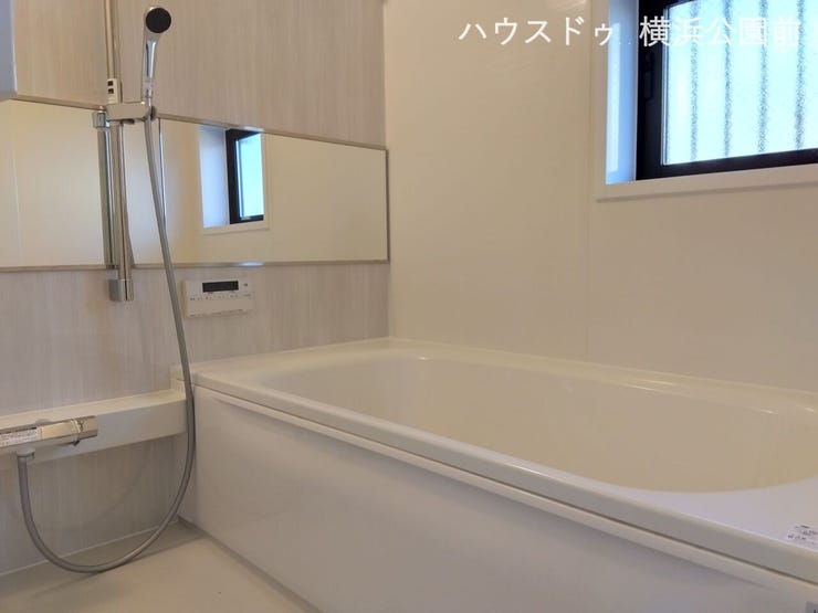 浴室ももちろんリフォーム済みです。
窓が大きく作られており、開放感があります。