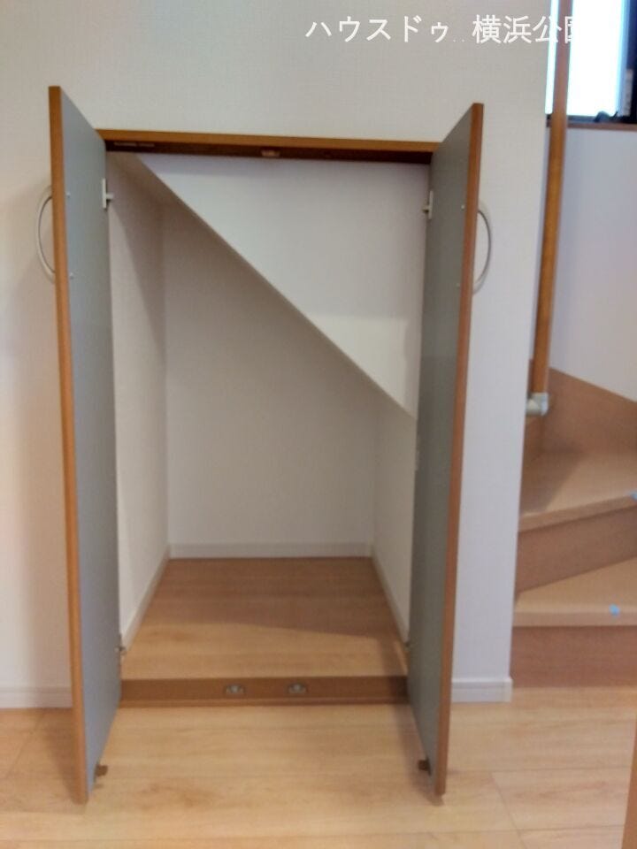 階段下にも収納スペースがあり、無駄のない設計となっています。