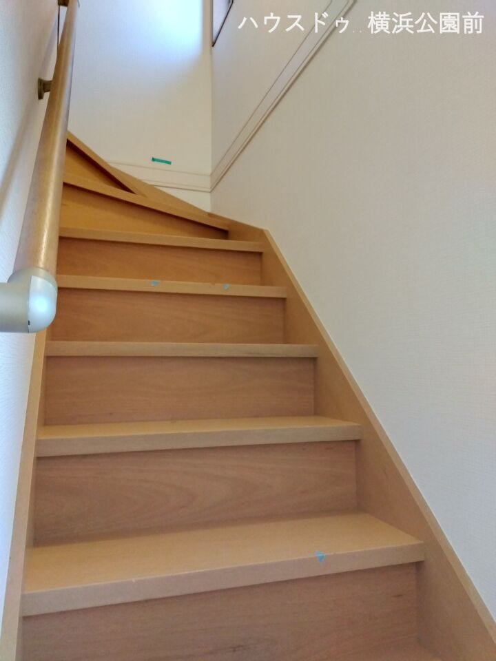 階段には手すりが付いており、高齢の方でも安心です。