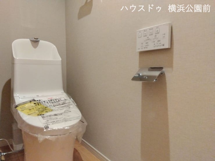 2階トイレです。
こちらも温水洗浄、温便座機能付きです。