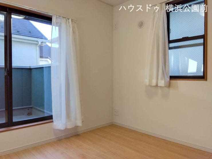 2階、約4.5帖の洋室です。
西側のバルコニーに繋がっています。