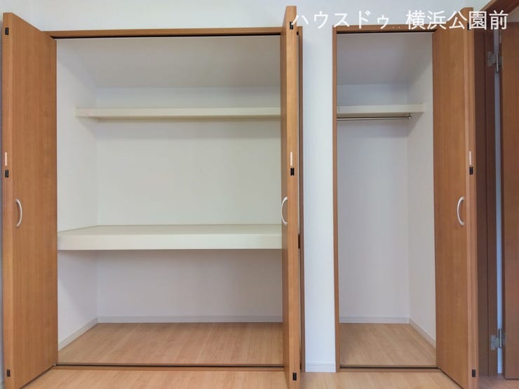 収納部は2ヶ所。
左側は大容量の上、3段構成となっています。