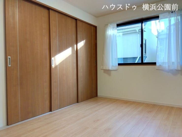 2階、約6.0帖の洋室です。
ウォークインクローゼットと繋がっています。