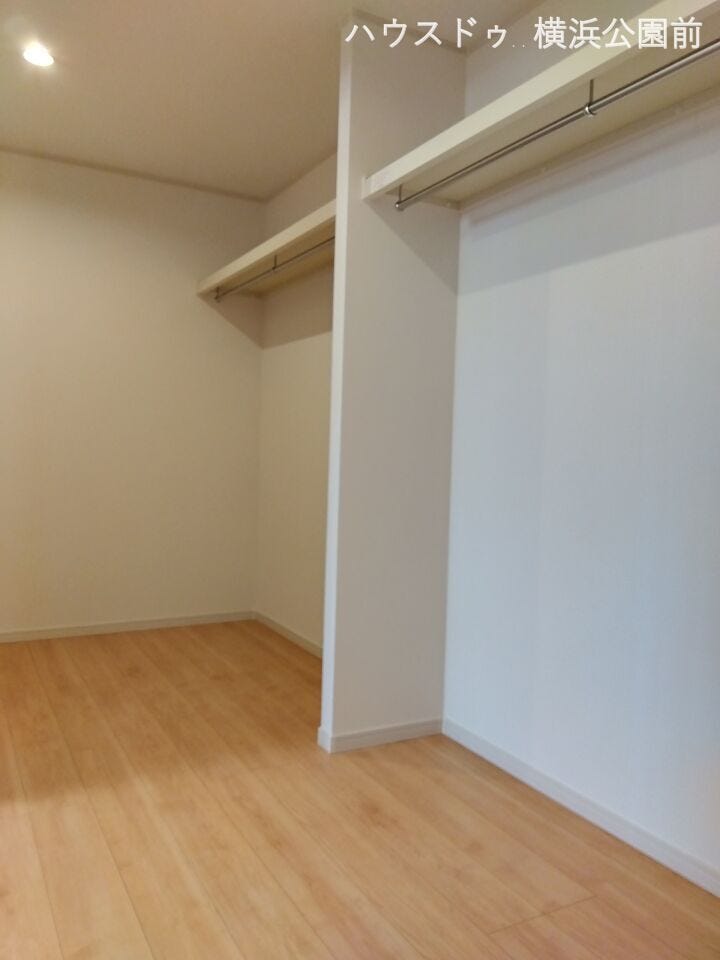 ウォークインクローゼットは約3.7帖の大容量。
廊下、居室からも出入りできます。