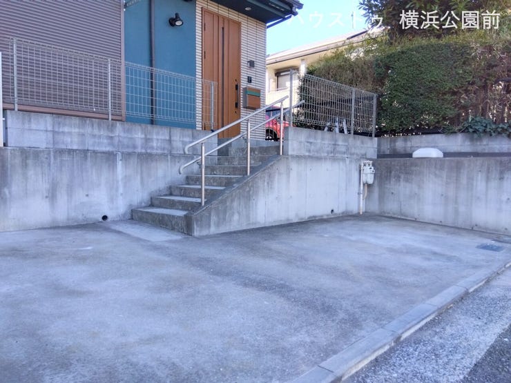 カースペースは自動車2台分の広さを確保しています。