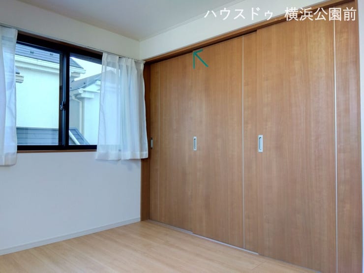 2階、約6.5帖の洋室です。