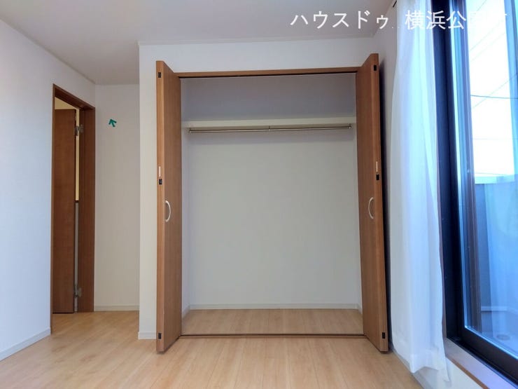 クローゼットももちろん確保。
東側のバルコニーに出られます。