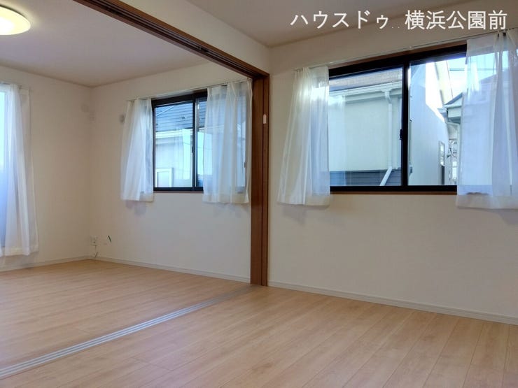 ウォークインクローゼットと2階の居室はスライドドアで区切られています。
約11.5帖の洋室1部屋として扱ってもOKです。