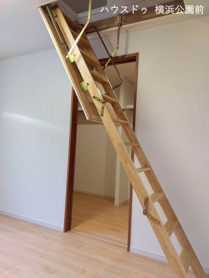 約6.0帖のお部屋は屋根裏に繋がっています。
階段梯子で昇降可能です。