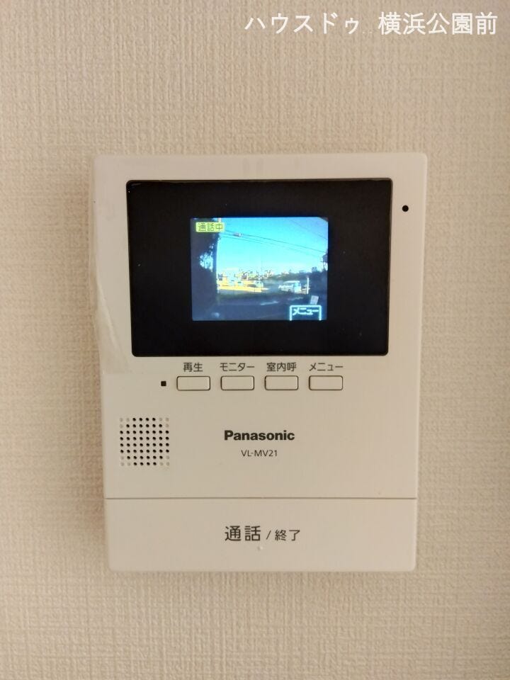 インターフォンはモニター付き。
録画機能も付いており、室内にいながら来客の対応が可能です。