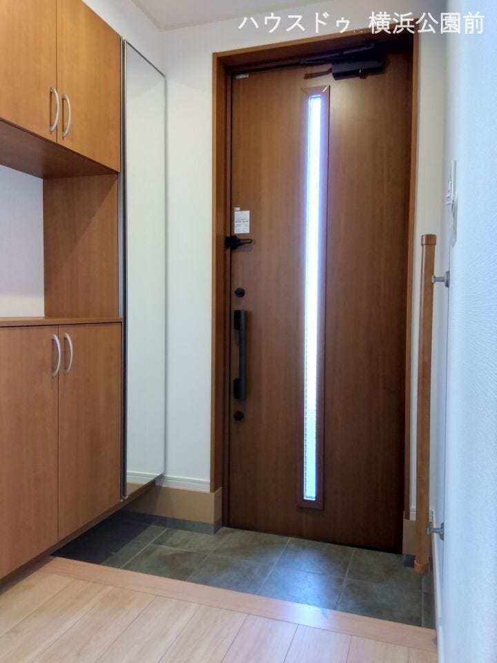 物件内部、玄関の写真です。
ドアはツーロックタイプ、姿見も設置されています。
また照明は人感センサー機能付きで、スイッチを押さずとも点灯します。