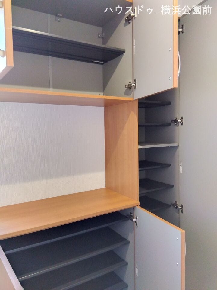 シューズボックスは全て高さ調整が可能です。
用途に合わせて使用できます。