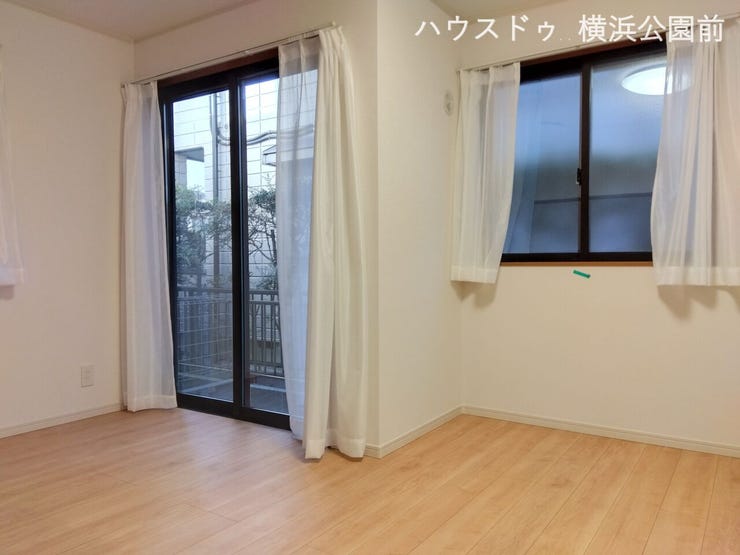 LDKは約11.0帖。
ガラス扉から住居の裏手に出られます。