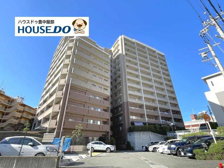 【外観】
北大阪急行南北線、大阪モノレール線の「千里中央駅」が利用可能です。また教育施設のほか、スーパー、公共施設、銀行など各種生活施設が徒歩圏に充実しており、たいへん便利な立地です。