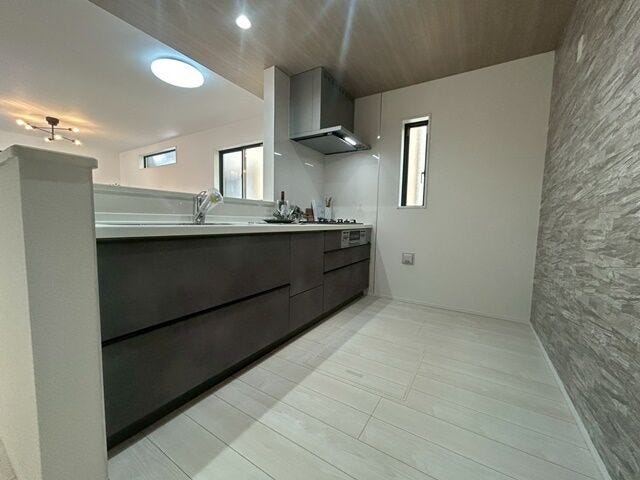 家族と会話しながら料理ができる、開放的なキッチン!