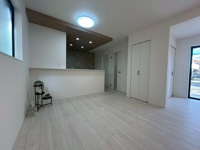 ダイニングテーブルやソファを置いてもゆとりのある広さになっています♪