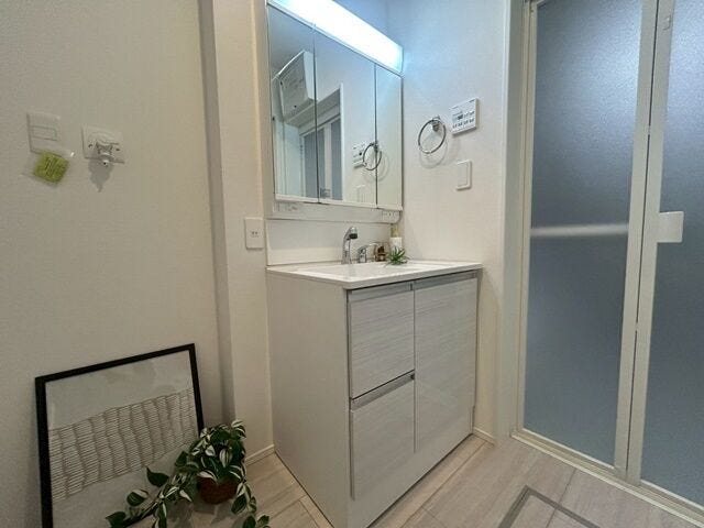 大きく見やすい三面鏡で清潔感ある洗面台は、身だしなみチェックや肌のお手入れに最適です