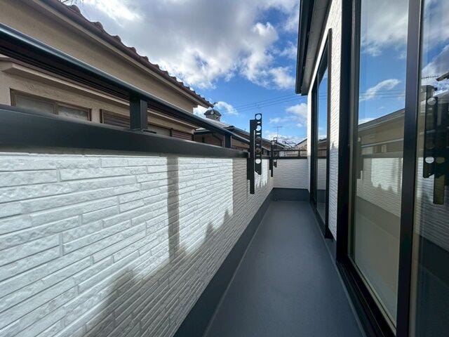 バルコニーです。晴れた日はお布団等も気持ちよく乾きそうです。