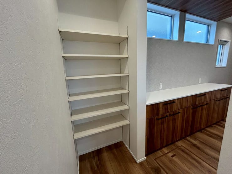 カップボード横にもさらに収納あり!
見せる収納としても、カバーをして食品庫としても◎