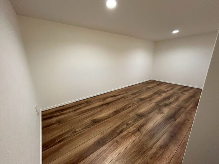 2階からさらに階段を上がると屋根裏に広い収納部屋があります!