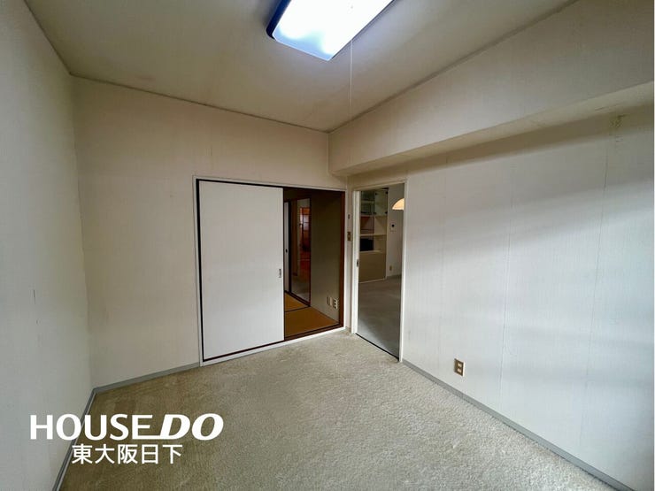 洋室約5.5帖:リビングにつながる5.5帖のシンプルな居室。エアコン完備で快適。寝室や書斎、趣味の部屋など多用途に活用可能です。