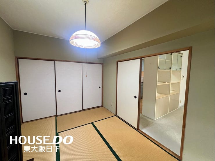 和室約6帖:ちょっと横になりたい時などにホット一息できる憩いの場に最適♪扉を開けるとリビングと繋がっております。冬はコタツを置いて温まることもできます!