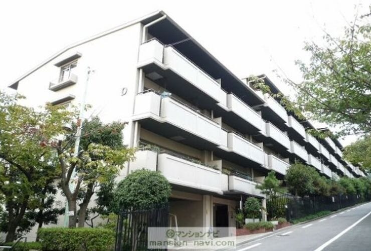 外観:駅徒歩圏にありながら静かな住環境が広がる閑静な住宅街に位置。開放感ある眺望が楽しめるマンションです。外観は存在感があり、日々の暮らしを豊かにしてくれます♪