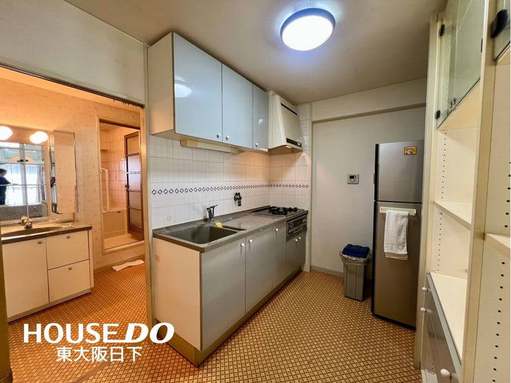 キッチン:壁付キッチンは、リビングの入り口から入ってくるご家族を料理しながら温かく迎えられる配置です。家族との会話を楽しみながら、心地よい時間を共有できる空間です。