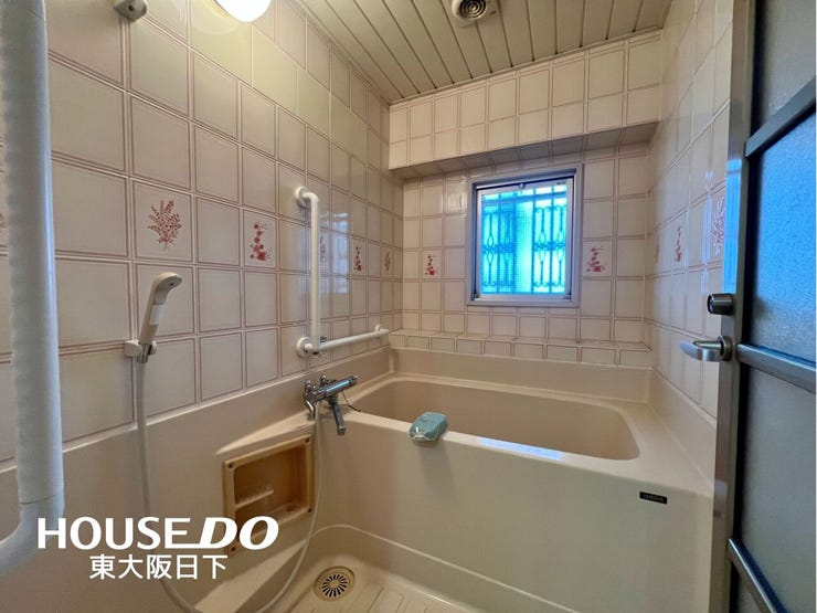 浴室:1日の疲れを癒すバスルームは、心地よいリラックスを叶える清潔感溢れる美しい空間です。心からゆったりと寛いでいただけるよう、ゆとりのスペースを確保してます♪