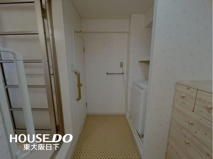 洗面所:朝の準備が楽にできる独立洗面台です。身支度やお風呂上がり、寝る前の準備などの際に嬉しい大きな鏡付きです!