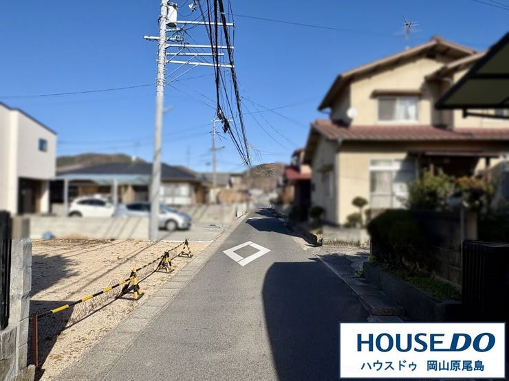 西側前面道路は約3.3mの幅員です。