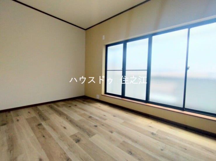 フローリングですのでお掃除もしやすいですよ