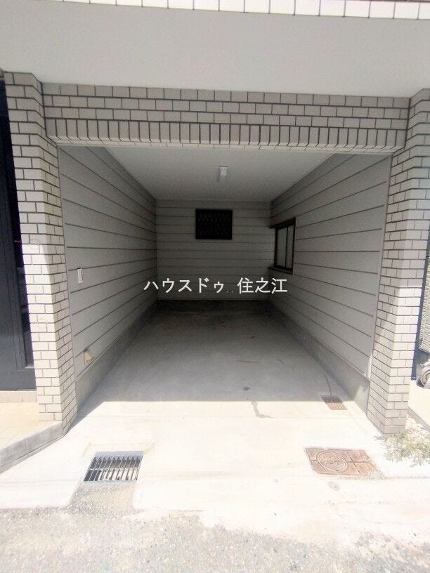 ★屋根付きのガレージですので雨の日の乗り降りや車が汚れなくて済みそうですね♪
