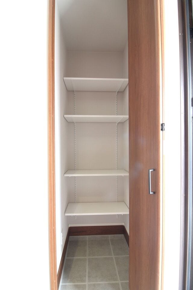 SICが付いており、ご家族分の靴を収納できます!お子様の遊び道具やベビーカーも置いておけるのは嬉しいポイント♪すっきり片付いた玄関をキープできますね♪