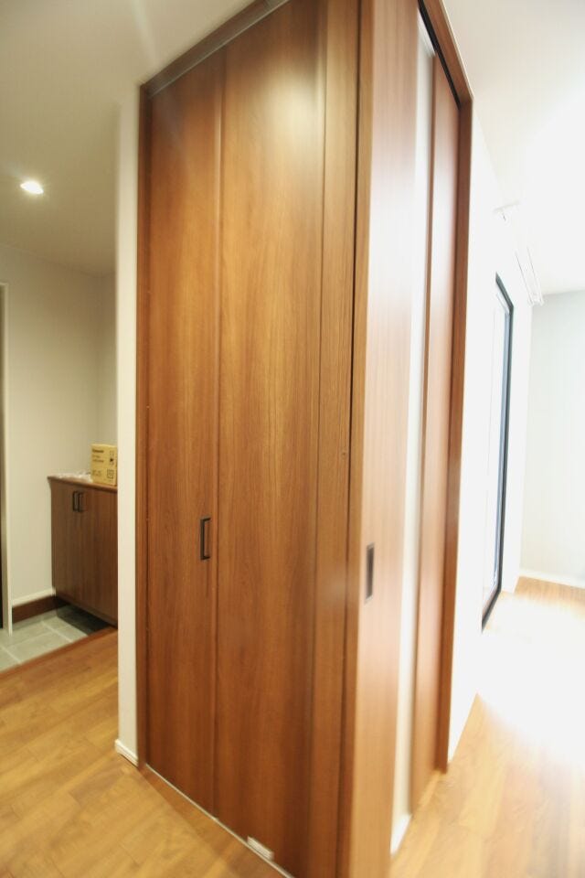 日用品のストックやお掃除グッズをたっぷりしまえる収納。扉付きなので生活感をしっかり隠せて、空間を綺麗に保てます。