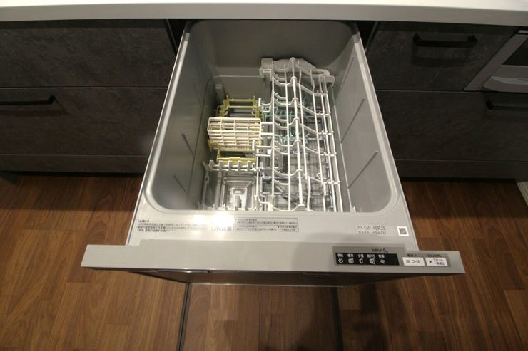 食洗機付きで、手荒れも軽減でき、家事時間も大幅に短縮♪節水もできるのでメリットたくさんですね♪