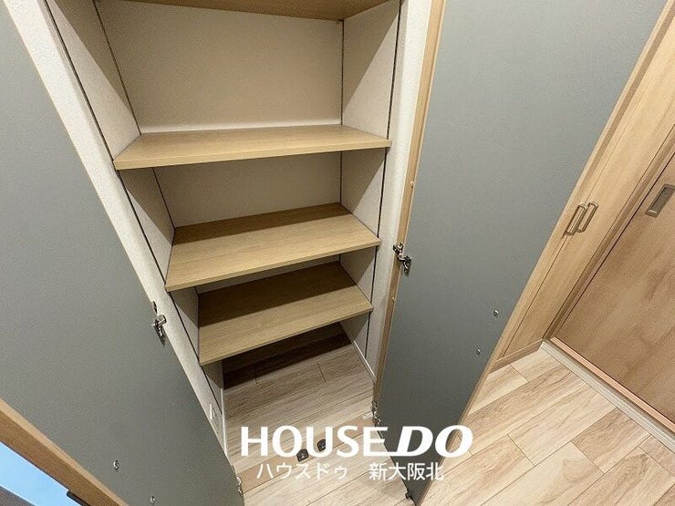 ■廊下にある収納です!
■必ず通る場所にあるので毎日使うお掃除グッズや日用品のストック庫などとしてお使いいただけます◎