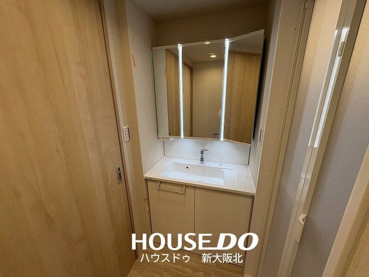 ■LEDライト付きの三面鏡洗面台!