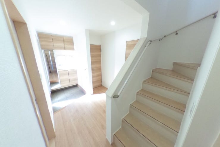 ●1階廊下●玄関窓からの採光により明るいホールはゆとりある広さです。階段には手摺りが設置されていますので、昇降の際にも安心です♪(甲斐市篠原 中古戸建)