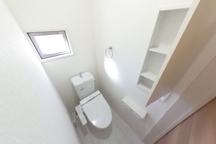 ●1階お手洗い●お手洗いは1階、2階共にウォシュレット機能、手すり、手洗いタンク、タオル掛け、ペーパー類の収納に便利な収納棚がございます。(甲斐市篠原 中古戸建)